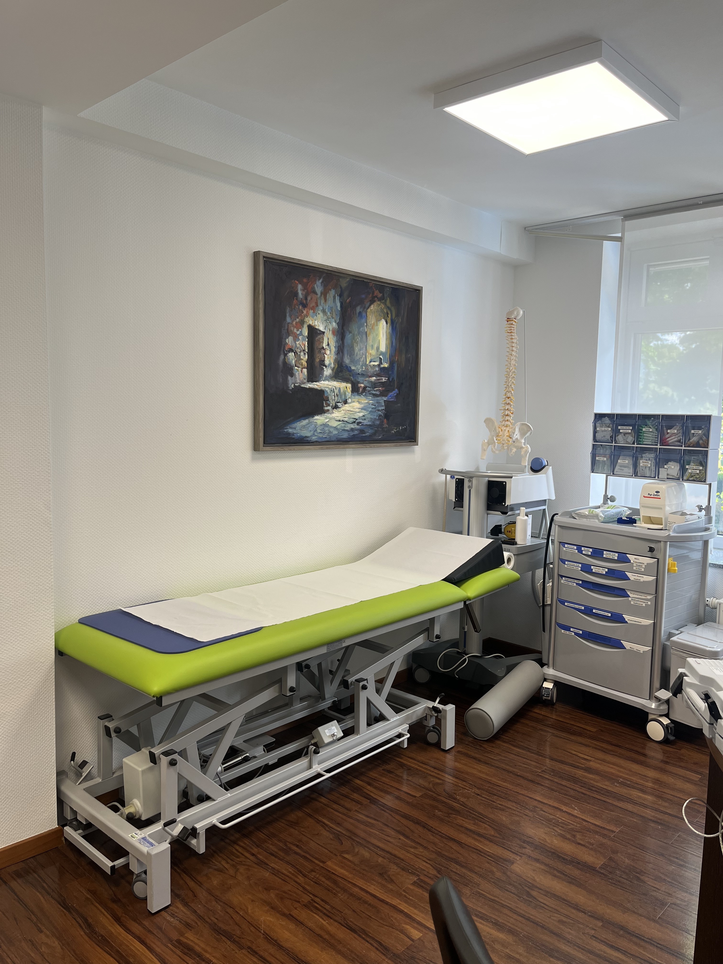 Behandlungszimmer der Neurochirurgie-Praxis Dr. Ogutu – moderne Traktionsliege und medizinisches Equipment