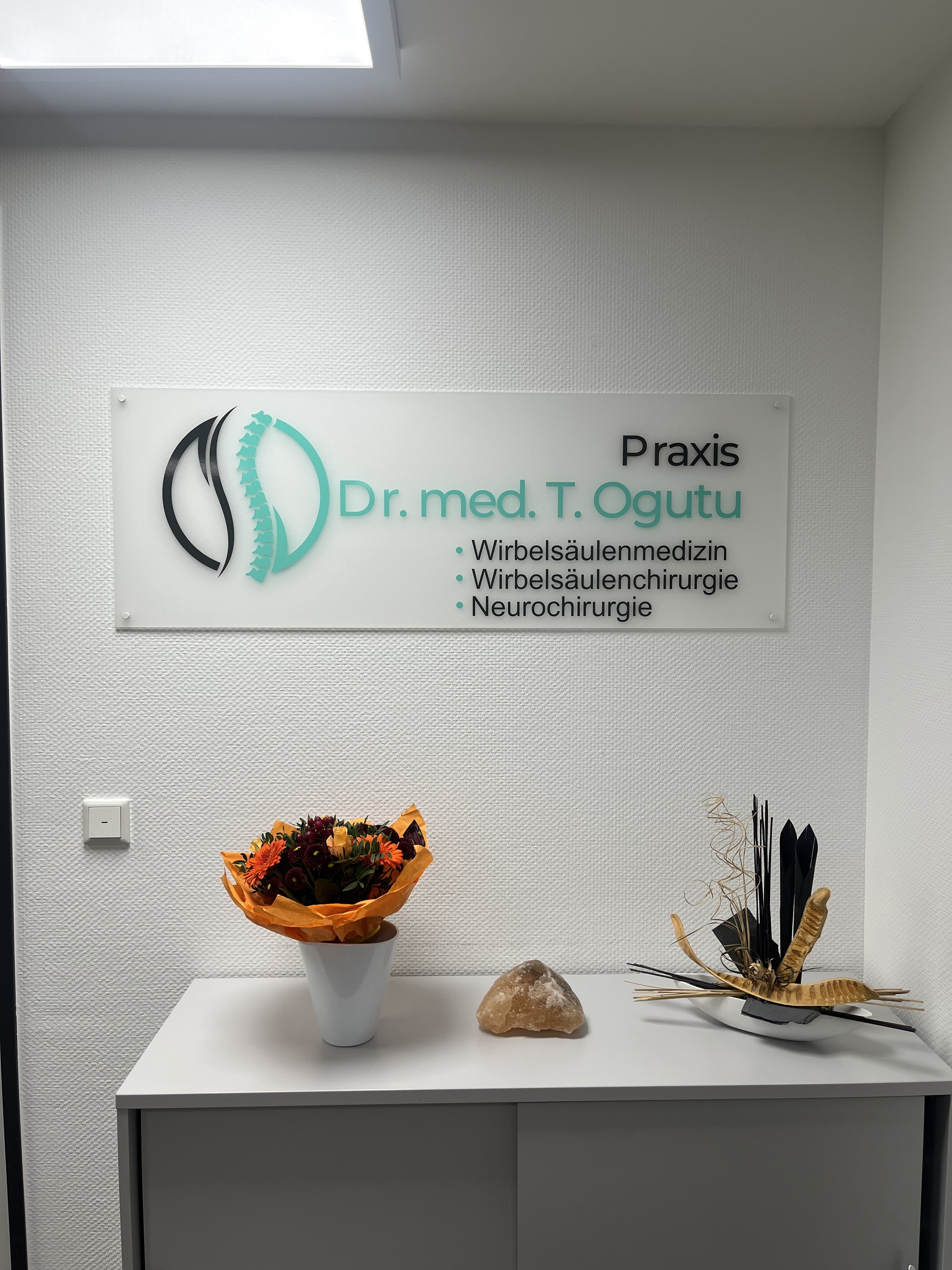 Praxisschild Dr. med. T. Ogutu – Neurochirurgie Neuss, Rheintor Klinik